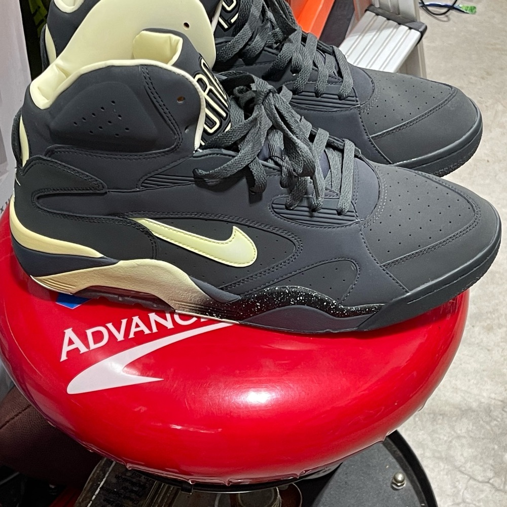 Nike 180 Air Force mid glow